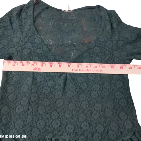 Chic Long Sleeve Lace Dress in Forest Green - Picture 2 of 7